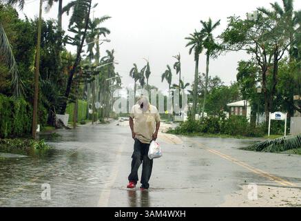5 septembre 2004 - États-Unis - PAS DE MAGS, PAS DE VENTES JUSQU'au 19 SEPTEMBRE 2004 -- KRT US NEWS STORY SLUGGED : WEA-FRANCES KRT PHOTOGRAPHIE PAR SCOTT FISHER/SOUTH FLORIDA SUN-SENTINEL (MIAMI OUT) (5 septembre) WEST PALM BEACH, FL -- Dutch Cole erre dans les rues de West Palm Beach, Floride, le dimanche 5 septembre 2004, après l'ouragan Frances a frappé la communauté. (MV) 2004 (crédit image : © South Florida Sun-Sentinel/mct/ZUMAPRESS.com) Banque D'Images