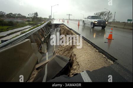 5 septembre 2004 - États-Unis - PAS DE MAGS, PAS DE VENTES JUSQU'au 19 SEPTEMBRE 2004 -- KRT US NEWS STORY SLUGGED : WEA-FRANCES KRT PHOTOGRAPHIE PAR CARLINE JEAN/SOUTH FLORIDA SUN-SENTINEL (MIAMI OUT) (5 septembre) LAKE WORTH, FL -- Un trou d'évier s'est ouvert le long de l'Interstate 95 à Lake Worth, Floride, après le passage de l'ouragan Frances dans le comté de Palm Beach. (MV) 2004 (crédit image : © South Florida Sun-Sentinel/mct/ZUMAPRESS.com) Banque D'Images