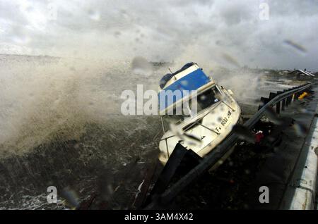 5 septembre 2004 - États-Unis - PAS DE MAGS, PAS DE VENTES JUSQU'au 19 SEPTEMBRE 2004 -- KRT US NEWS STORY SLUGGED : WEA-FRANCES KRT PHOTOGRAPHIE PAR JOE AMON/SOUTH FLORIDA SUN-SENTINEL (MIAMI OUT) (5 septembre) STUART, FL -- Un bateau claque contre la chaussée de Jensen Beach à Stuart, Floride, le dimanche 5 septembre 2004 alors que l'ouragan Frances frappe la région. (MV) 2004 (crédit image : © South Florida Sun-Sentinel/mct/ZUMAPRESS.com) Banque D'Images