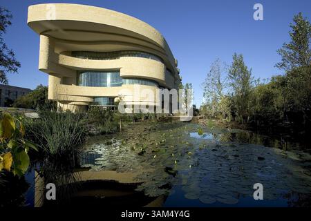 19 SEPTEMBRE 2004 - ÉTATS-UNIS - SPÉCIAL POUR LE TÉLÉGRAMME FOR WORTH STAR KRT US NEWS STORY SLUGGED : VOLKOW KRT PHOTO PAR CHUCK KENNEDY/KRT (17 SEPTEMBRE) WASHINGTON, DC --DR Nora Volkow, directrice de l'Institut national sur l'abus des drogues, aux Instituts nationaux de la santé photograed dans son bureau le vendredi 17 septembre 2004. (cwk) 2004 (crédit image : © Chuck Kennedy/mct/ZUMAPRESS.com) Banque D'Images