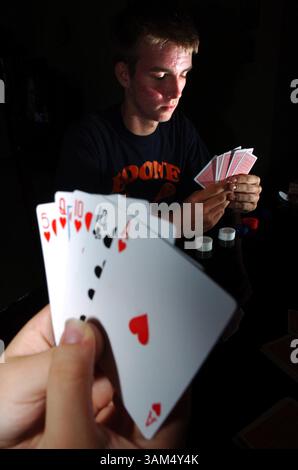 17 septembre 2004 - États-Unis - KRT US NEWS STORY SLUGGED : TEENPOKER KRT PHOTOGRAPHIE DE BOBBY COKER/ORLANDO SENTINEL (MIAMI OUT) (septembre 26) Russell LeBlanc, étudiant de Boone High School, et ses amis jouent au poker vendredi 17 septembre 2004, à Orlando, en Floride. (lde) 2004 (diversité) (crédit image : © Orlando Sentinel/mct/ZUMAPRESS.com) Banque D'Images