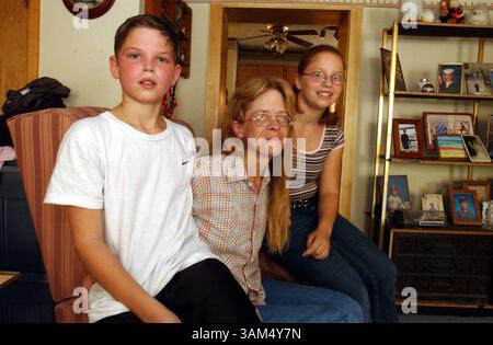 17 septembre 2004 - États-Unis - KRT US NEWS STORY SLUGGED : HUNGER KRT PHOTOGRAPHIE PAR RON TARVER/PHILADELPHIA INQUIRER (4 octobre) Anita Patton (au centre) et ses jumeaux, Andrew (à gauche) et Veronica, sont assis dans la maison des parents d'Anita à Bordentown, New Jersey. Elle a dû retourner chez ses parents pour économiser de l'argent. (cdm) 2004 (crédit image : © Ron Tarver/mct/ZUMAPRESS.com) Banque D'Images