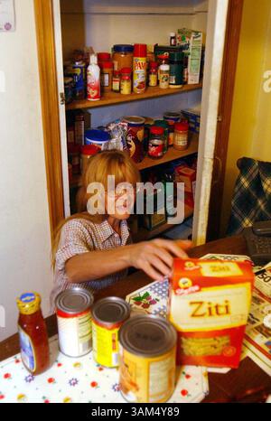17 septembre 2004 - États-Unis - KRT US NEWS STORY SLUGGED : HUNGER KRT PHOTOGRAPHIE DE RON TARVER/PHILADELPHIA INQUIRER (4 octobre) Anita Patton expose certains des biens de ses parents garde-manger qu'elle a reçus à la banque alimentaire caritative catholique de Bordentown, New Jersey. (cdm) 2004 (crédit image : © Ron Tarver/mct/ZUMAPRESS.com) Banque D'Images