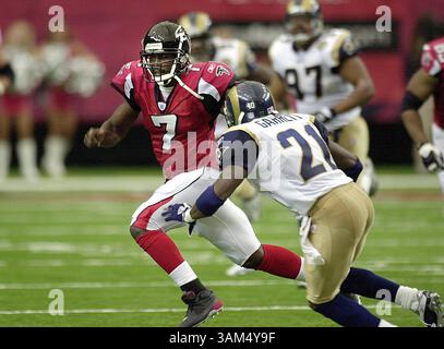 19 septembre 2004 - États-Unis - PAS DE MAGS, PAS DE VENTES -- KRT SPORT STORY SLUGGED : RAMS-FALCONS KRT PHOTOGRAPHIE DE MICHAEL MCCARTER/ATLANTA JOURNAL-CONSTITUTION (19 septembre) ATLANTA, GA - Atlanta Falcons quarterback Michael Vick (7) sprints vers la ligne de touche après une longue course en première mi-temps contre les Louis Rams. Vick avait plus de 100 yards dans le match. Les Falcons ont battu les Rams, 34 à 17, au Georgia Dome à Atlanta, en Géorgie, le dimanche 19 septembre 2004. (cdm) 2004 (crédit image : © Michael McCarter/mct/ZUMAPRESS.com) Banque D'Images