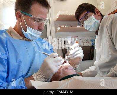 19 septembre 2004 - États-Unis - PAS DE MAGS, PAS DE VENTES -- KRT US NEWS STORY SLUGGED : SRS-MED-DENTISTES KRT PHOTOGRAPHIE PAR MIKE SIEGEL/SEATTLE TIMES (3 octobre) Jean Hughes se fait examiner les dents par Dr Hugh Gruhn, à gauche, avec l'aide de Keith Santo, dans une camionnette dentaire mobile au Northshore Senior Center à Bothell, Washington. (nk) 2004. (Crédit image : © Mike Siegel/mct/ZUMAPRESS.com) Banque D'Images