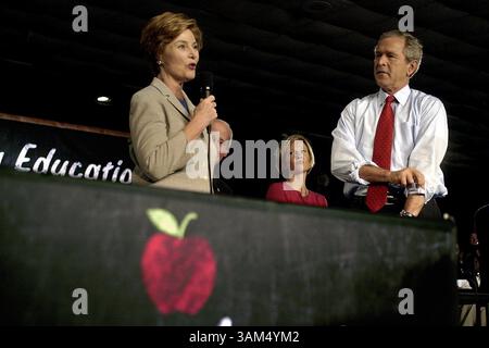 22 septembre 2004 - U.S. - KRT US NEWS STORY SLUGGED : CAMPAIGN-BUSH KRT PHOTOGRAPH BY TOM GRALISH/PHILADELPHIA INQUIRER (22 septembre) KING OF PRUSSIA, PA -- alors qu'il roule ses manches courtes, le président George W. Bush est présenté par la première dame Laura Bush alors qu'il arrive sur scène au Valley Forge Convention Center à King of Prussia, Pennsylvanie, lors d'un sommet ''Focus on Education with President Bush'''' le mercredi 22 septembre 2004. (nk) 2004 (crédit image : © Tom Gralish/mct/ZUMAPRESS.com) Banque D'Images