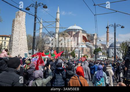 13 avril 2025 : ISTANBUL, TURQUIE - 13 AVRIL 2025 : des milliers de personnes défilent de la place Beyazit à Sultanahmet à Istanbul pour protester contre la proposition du président américain Donald Trumpâ de prendre le contrôle de la bande de Gaza et de déplacer sa population. Les manifestants se rassemblent pour arrêter le massacre en cours en Palestine et exprimer leur solidarité avec le peuple palestinien dans le contexte de la guerre entre Israël et le Hamas dans l'enclave de Gaza. (Crédit image : © Tolga Ildun/ZUMA Press Wire) USAGE ÉDITORIAL SEULEMENT ! Non destiné à UN USAGE commercial ! Banque D'Images