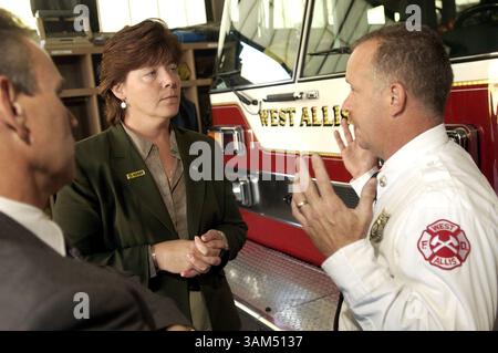 30 septembre 2004 - États-Unis - KRT US NEWS STORY SLUGGED : KERRY-LABOR KRT PHOTO PAR DAVID TROTMAN/CHICAGO TRIBUNE (17 octobre) Bob Baird, à gauche, et Ann Peggs, tous deux des pompiers professionnels du Wisconsin, discutent des candidats à la présidence avec le lieutenant Chris Rinke du West Allis (WI) Fire Department le 20 septembre 2004. (gsb) 2004 (crédit image : © David Trotman/mct/ZUMAPRESS.com) Banque D'Images