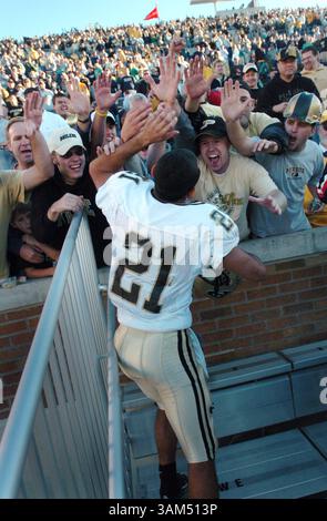 2 octobre 2004 - États-Unis - KRT SPORT STORY SLUGGED : PURDUE-NOTREDAME KRT PHOTOGRAPHIE PAR JOHN LEE/CHICAGO TRIBUNE (2 octobre) SOUTH BEND, IN - Taylor Stubblefield de Purdue (21) salue les fans après la victoire 41-16 des Boilermakers sur notre Dame, samedi 2 octobre 2004, à South Bend, Indiana. (smd) 2004 (crédit image : © John Lee/mct/ZUMAPRESS.com) Banque D'Images