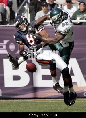 3 octobre 2004 - États-Unis - KRT SPORT STORY SLUGGED : EAGLES-BEARS KRT PHOTOGRAPHIE PAR RON CORTES/PHILADELPHIA INQUIRER (3 octobre) CHICAGO, il -- Michael Lewis des Eagles brise une passe destinée à Justin Gage des Bears dans le deuxième quart-temps de leur match à Soldier Field le dimanche 3 octobre 2004. (MvW) 2004 (crédit image : © Ron Cortes/mct/ZUMAPRESS.com) Banque D'Images