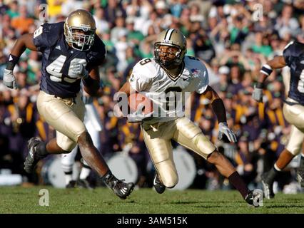 Oct. 2, 2004 - États-Unis - KRT SPORT STORY SLUGGED : PURDUE-NOTREDAME KRT PHOTOGRAPHIE PAR JOHN LEE/CHICAGO TRIBUNE (2 octobre) SOUTH BEND, IN - Dorien Bryant de Purdue (9) est poursuivi par Derek Curry de notre Dame (49) lors d'une réception de passe de 56 yards dans le troisième quart de la victoire 41-16 des Boilermakers sur les Irlandais 2004, samedi 2 octobre, à South Bend, Indiana. (smd) 2004 (crédit image : © John Lee/mct/ZUMAPRESS.com) Banque D'Images