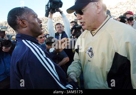 2 octobre 2004 - États-Unis - HISTOIRE SPORTIVE KRT SLUGGED : PURDUE-NOTREDAME KRT PHOTOGRAPHIE PAR JOHN LEE/CHICAGO TRIBUNE (2 octobre) SOUTH BEND, IN - L'entraîneur-chef de Purdue Joe Tiller, à droite, serre la main de l'entraîneur-chef de notre Dame Turone Willingham après la victoire 41-16 des Boilermakers sur les Irlandais, samedi 2 octobre 2004, à South Bend, Indiana. (smd) 2004 (crédit image : © John Lee/mct/ZUMAPRESS.com) Banque D'Images