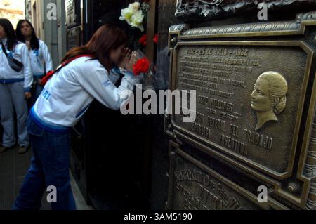 5 octobre 2004 - États-Unis - KRT WORLD NEWS STORY SLUGGED : ARGENTINA-PERON KRT PHOTOGRAPHIE DE DIEGO GIUDICE/KRT (5 octobre) les touristes visitent la crypte familiale d'Evita dans le cimetière de Recoleta à Buenos Aires, le 16 septembre 2004. La construction d'un mausolée pour Evita et Juan Peron devait commencer ce mois-ci, mais elle a été retardée par des problèmes de collecte de fonds et la résistance des sœurs âgées d'Evita. (lde) 2004 (crédit image : © Diego Giudice/mct/ZUMAPRESS.com) Banque D'Images