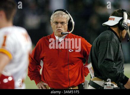 4 octobre 2004 - États-Unis - KRT STAND ALONE SPORT PHOTO SLUGGED : FBN-CHIEFS KRT PHOTO PAR GEORGE BRIDGES/KRT est vue sur la touche lors d'un match contre Baltimore le lundi 4 octobre 2004. (gsb) 2004 (crédit image : © George Bridges/mct/ZUMAPRESS.com) Banque D'Images