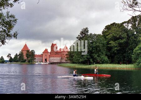 8 octobre 2004 - États-Unis - KRT TRAVEL STORY SLUGGED : WLT-LITUANIE KRT PHOTOGRAPHIE PAR KAREN OLSON/CHICAGO TRIBUNE (7 novembre) Château de Trakai en Lituanie. (MvW) 2004 (crédit image : © Karen Olson/mct/ZUMAPRESS.com) Banque D'Images