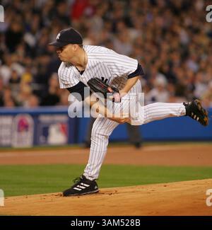 13 octobre 2004 - États-Unis - KRT SPORT STORY SLUGGED : REDSOX-YANKEES KRT PHOTOGRAPHIE PAR PAUL J. Bereswil/NEWSDAY (NEW YORK CITY OUT) (13 octobre) NEW YORK, NY - Jon Lieber des Yankees lance contre Boston dans la première manche du deuxième match de l'ALCS au Yankee Stadium le 13 octobre 2004. (MvW) 2004 (crédit image : © Newsday/mct/ZUMAPRESS.com) Banque D'Images
