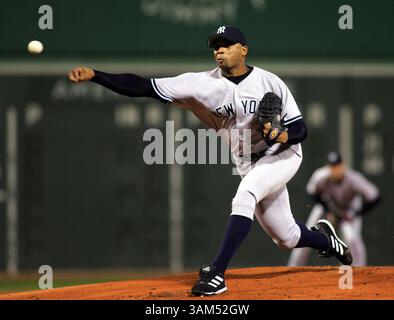 17 octobre 2004 - États-Unis - KRT SPORT STORY SLUGGED : YANKEES-REDSOX KRT PHOTOGRAPHIE PAR PAUL J. Bereswil/NEWSDAY (NEW YORK CITY OUT) (17 octobre) BOSTON, ma -- Orlando Hernandez de New York lance la première manche du match 4 de l'ALCS à Fenway Park le 17 octobre 2004. (VMW) 2004 (crédit image : © Paul J. Bereswill/mct/ZUMAPRESS.com) Banque D'Images