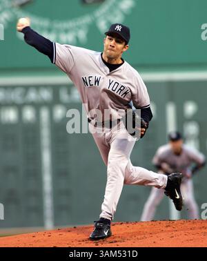 18 octobre 2004 - États-Unis - KRT SPORT STORY SLUGGED : YANKEES-REDSOX KRT PHOTOGRAPHIE PAR PAUL J. Bereswil/NEWSDAY (NEW YORK CITY OUT) (18 octobre) BOSTON, ma - les Yankees' Mike Mussina pitchs dans la première manche du match 5 de l'ALCS à Fenway Park le 18 octobre 2004. (VMW) 2004 (crédit image : © Paul J. Bereswill/mct/ZUMAPRESS.com) Banque D'Images