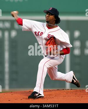 18 octobre 2004 - États-Unis - KRT SPORT STORY SLUGGED : YANKEES-REDSOX KRT PHOTOGRAPHIE PAR PAUL J. Bereswil/NEWSDAY (NEW YORK CITY OUT) (18 octobre) BOSTON, ma - Pedro Martinez de Boston lance la première manche du match 5 de l'ALCS à Fenway Park le 18 octobre 2004. (VMW) 2004 (crédit image : © Paul J. Bereswill/mct/ZUMAPRESS.com) Banque D'Images