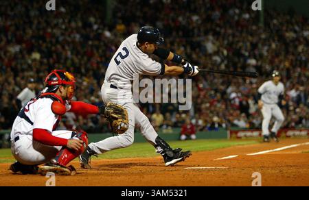 18 octobre 2004 - États-Unis - KRT SPORT STORY SLUGGED : YANKEES-REDSOX KRT PHOTOGRAPHIE PAR PAUL J. Bereswil/NEWSDAY (NEW YORK CITY OUT) (18 octobre) BOSTON, ma - Derek jeter des Yankees triple dans la sixième manche du match 5 de l'ALCS à Fenway Park le 18 octobre 2004. (VMW) 2004 (crédit image : © Paul J. Bereswill/mct/ZUMAPRESS.com) Banque D'Images