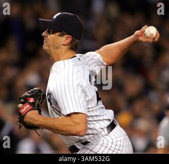 20 octobre 2004 - États-Unis - KRT SPORT STORY SLUGGED : REDSOX-YANKEES KRT PHOTOGRAPHIE PAR KATHY KMONICEK/NEWSDAY (NEW YORK CITY OUT) (20 octobre) NEW YORK, NY -- les Yankees' Kevin Brown pitchs dans la première manche du septième match de l'ALCS au Yankee Stadium le 20 octobre 2004. (MvW) 2004 (crédit image : © Kathy Kmonicek/mct/ZUMAPRESS.com) Banque D'Images