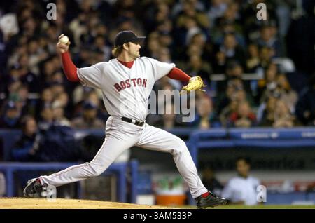 20 octobre 2004 - États-Unis - KRT SPORT STORY SLUGGED : REDSOX-YANKEES KRT PHOTOGRAPHIE PAR DAVID L. POKRESS/NEWSDAY (NEW YORK CITY OUT) (20 octobre) NEW YORK, NY - Derek Lowe de Boston lance la première manche du septième match de l'ALCS au Yankee Stadium le 20 octobre 2004. (MV) 2004 (crédit image : © David L. Pokress/mct/ZUMAPRESS.com) Banque D'Images