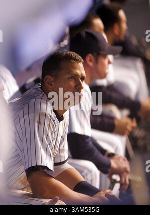20 octobre 2004 - États-Unis - KRT SPORT STORY SLUGGED : REDSOX-YANKEES KRT PHOTOGRAPHIE PAR PAUL Bereswil/NEWSDAY (NEW YORK CITY OUT) (20 octobre) NEW YORK, NY - Alex Rodriguez regarde depuis le banc dans la deuxième manche du septième match de l'ALCS au Yankee Stadium le 20 octobre 2004. (VMW) 2004 (crédit image : © Paul Bereswill/mct/ZUMAPRESS.com) Banque D'Images