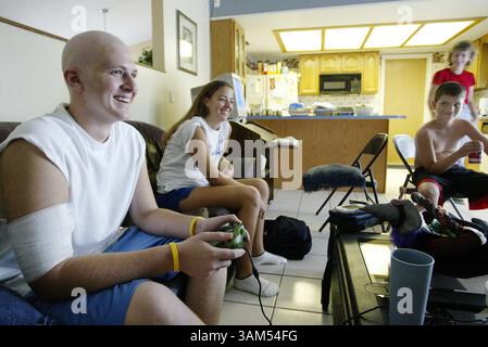31 octobre 2004 - États-Unis - KRT LIFESTYLE STORY SLUGGED : HEALTH-LEUKEMIA KRT PHOTOGRAPHIE PAR CY Cyr/ORLANDO SENTINEL (MIAMI OUT) (19 novembre) Steven Thompson, 18 ans, d'Ocoee, Floride, joue à un jeu vidéo pendant un séjour à l'hôpital pour des traitements de la leucémie. (MV) 2004 (crédit image : © Joe Burbank/mct/ZUMAPRESS.com) Banque D'Images