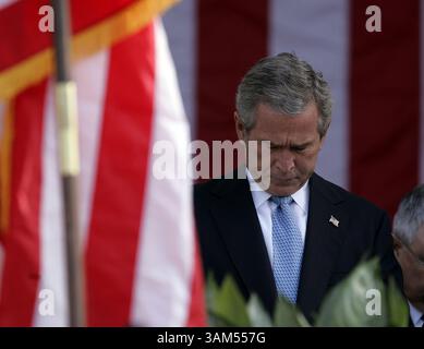 11 novembre 2004 - États-Unis - KRT US NEWS STOPGGED : BUSH KRT PHOTOGRAPHIE DE CHUCK KENNEDY/KRT (11 NOVEMBRE) -- ARLINGTON, va -- le président Bush écoute la bénédiction avant de parler aux vétérans au cimetière national d'Arlington pour honorer la Journée des vétérans, à Arlington, Virginie, le 11 novembre 2004. (CWK) (crédit image : © Chuck Kennedy/mct/ZUMAPRESS.com) Banque D'Images