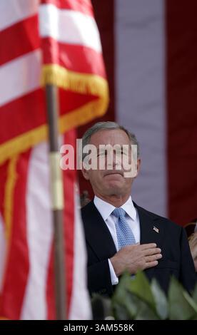 11 novembre 2004 - États-Unis - KRT US NEWS STOPGGED : BUSH KRT PHOTOGRAPHIE DE CHUCK KENNEDY/KRT (11 NOVEMBRE) -- ARLINGTON, va -- le président Bush écoute l'hymne national avant de parler aux vétérans au cimetière national d'Arlington pour honorer la Journée des vétérans, à Arlington, Virginie, le 11 novembre 2004. (CWK) (crédit image : © Chuck Kennedy/mct/ZUMAPRESS.com) Banque D'Images