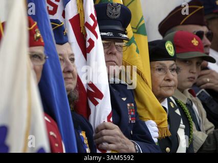 11 novembre 2004 - États-Unis - KRT US NEWS STORY SLUGGED : BUSH KRT PHOTOGRAPHIE DE CHUCK KENNEDY/KRT (11 NOVEMBRE) -- ARLINGTON, va -- les vétérans de guerre écoutent le président américain George W. Bush prononcer des ALLOCUTIONS au cimetière national d'Arlington le 11 novembre 2004. Bush s’est joint à des milliers d’anciens combattants et à leurs familles pour honorer les soldats américains morts dans des conflits à travers le monde. (CWK) (crédit image : © Chuck Kennedy/mct/ZUMAPRESS.com) Banque D'Images