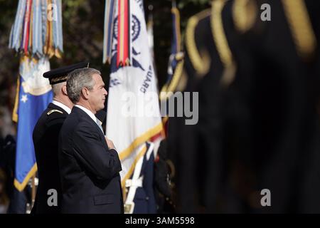 11 novembre 2004 - États-Unis - KRT US NEWS STORY SLUGGED : BUSH KRT PHOTOGRAPHIE PAR CHUCK KENNEDY/KRT (11 NOVEMBRE) -- ARLINGTON, va -- le président Bush participe à une cérémonie de dépôt de gerbes au Tombeau des inconnus du cimetière national d'Arlington pour marquer la Journée des anciens combattants jeudi 11 novembre 2004 à Arlington, Virginie (CWK) (crédit image : © Chuck Kennedy/mct/ZUMAPRESS.com) Banque D'Images