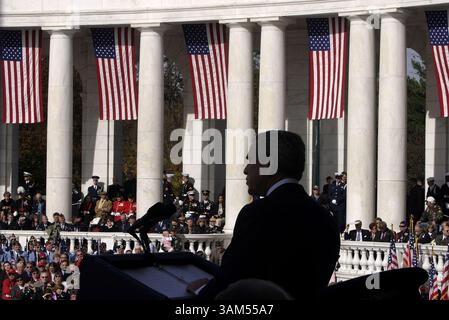 11 novembre 2004 - États-Unis - KRT US NEWS STOPGGED : BUSH KRT PHOTOGRAPHIE DE CHUCK KENNEDY/KRT (11 NOVEMBRE) -- ARLINGTON, va -- le président Bush écoute l'hymne national avant de parler aux vétérans au cimetière national d'Arlington pour honorer la Journée des vétérans, à Arlington, Virginie, le 11 novembre 2003. (CWK) (crédit image : © Chuck Kennedy/mct/ZUMAPRESS.com) Banque D'Images