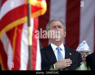 11 novembre 2004 - États-Unis - KRT US NEWS STOPGGED : BUSH KRT PHOTOGRAPHIE DE CHUCK KENNEDY/KRT (11 NOVEMBRE) -- ARLINGTON, va -- le président Bush écoute l'hymne national avant de parler aux vétérans au cimetière national d'Arlington pour honorer la Journée des vétérans, à Arlington, Virginie, le 11 novembre 2004. (CWK) (crédit image : © Chuck Kennedy/mct/ZUMAPRESS.com) Banque D'Images