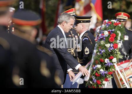 11 novembre 2004 - États-Unis - KRT US NEWS STORY SLUGGED : BUSH KRT PHOTOGRAPHIE PAR CHUCK KENNEDY/KRT (11 NOVEMBRE) -- ARLINGTON, va -- le président Bush participe à une cérémonie de dépôt de gerbes au Tombeau des inconnus du cimetière national d'Arlington pour marquer la Journée des anciens combattants jeudi 11 novembre 2004 à Arlington, Virginie (CWK) (crédit image : © Chuck Kennedy/mct/ZUMAPRESS.com) Banque D'Images