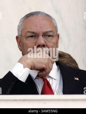 15 novembre 2004 - États-Unis - KRT PHOTO D'ACTUALITÉ américaine SLUGGED : POWELL KRT PHOTO PAR CHUCK KENNEDY/KRT (15 novembre) le secrétaire d'État américain Colin Powell assiste à un événement de la Journée des anciens combattants au cimetière national d'Arlington le jeudi 11 novembre 2004. Powell, qui a démissionné lundi, est le quatrième fonctionnaire du cabinet à démissionner depuis les élections. (gsb) 2004 (crédit image : © Chuck Kennedy/mct/ZUMAPRESS.com) Banque D'Images