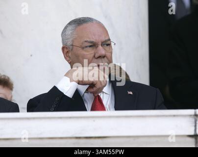 15 novembre 2004 - États-Unis - KRT PHOTO D'ACTUALITÉ américaine SLUGGED : POWELL KRT PHOTO PAR CHUCK KENNEDY/KRT (15 novembre) le secrétaire d'État américain Colin Powell assiste à un événement de la Journée des anciens combattants au cimetière national d'Arlington le jeudi 11 novembre 2004. Powell, qui a démissionné lundi, est le quatrième fonctionnaire du cabinet à démissionner depuis les élections. (gsb) 2004 (crédit image : © Chuck Kennedy/mct/ZUMAPRESS.com) Banque D'Images
