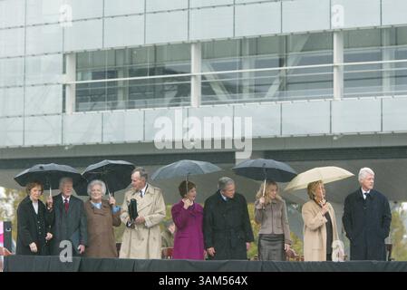 18 novembre 2004 - États-Unis - PAS DE MAGS, PAS DE VENTES -- KRT US NEWS STORY SLUGGED : CLINTON-LIBRARY KRT PHOTOGRAPH BY BENJAMIN KRAIN/ARKANSAS DEMOCRAT-GAZETTE (19 novembre) les anciens présidents et leurs épouses se tiennent sur scène lors de la grande cérémonie d'ouverture du William Jefferson Clinton Presidential Center and Library jeudi 18 novembre 2004, à Little Rock, Arkansas. (lde) 2004 (crédit image : © Benjamin Krain/mct/ZUMAPRESS.com) Banque D'Images