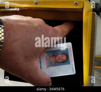 18 novembre 2004 - États-Unis - KRT US NEWS STORY SLUGGED : PORTSECURITY KRT PHOTOGRAPHIE DE RED HUBER/ORLANDO SENTINEL (MIAMI OUT) (24 novembre) CAPE CANAVERAL, FL -- Ray Stetson, superviseur de la sécurité de Port Canaveral, présente le nouveau système d'identité. Stetson tient le badge d'identification devant le dispositif de sécurité, puis place son doigt sur un lecteur qui peut lire son empreinte digitale. Port Canaveral fera partie des trois ports maritimes du pays participant à un programme pilote de sept mois pour un nouvel outil d'identité utilisant la technologie biométrique. (cdm) 2004 (crédit image : © Red Huber/mct/ZUMAPRESS.com) Banque D'Images