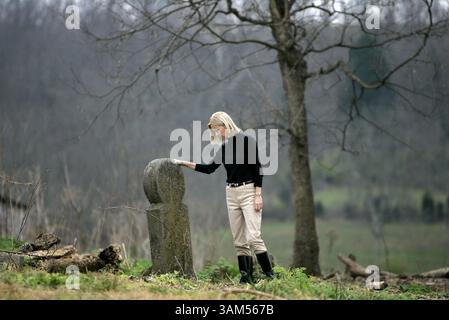 18 novembre 2004 - États-Unis - KRT US NEWS STORY SLUGGED : BOONEGRAVE KRT PHOTOGRAPHIE PAR MARK CORNELISON/LEXINGTON HERALD-LEADER (novembre 28) Sherrill Thomas, membre de la Boone Society, regarde une pierre de tête qui pourrait marquer la tombe d'Edward Boone près de Levy Road, dans le comté de Bourbon, à Paris, Kentucky, jeudi, 18 novembre 2004. (nk) 2004 (crédit image : © Mark Cornelison/mct/ZUMAPRESS.com) Banque D'Images