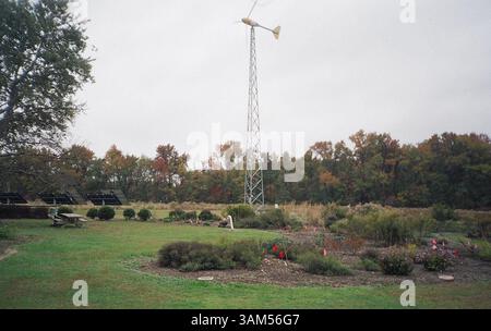 21 novembre 2004 - États-Unis - KRT US NEWS STORY SLUGGED : env-WINDMILL-REFUGE KRT PHOTOGRAPHIE PAR RACHAEL JACKSON/CAPITAL NEWS SERVICE (18 décembre) le bureau du Eastern Neck National Wildlife refuge à Rock Hall, Maryland, est alimenté par une énergie alternative. (MvW) 2004 (crédit image : © Linda Nishida/mct/ZUMAPRESS.com) Banque D'Images