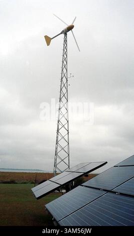 21 novembre 2004 - États-Unis - KRT US NEWS STORY SLUGGED : env-WINDMILL-REFUGE KRT PHOTOGRAPHIE PAR RACHAEL JACKSON/CAPITAL NEWS SERVICE (18 décembre) le bureau du Eastern Neck National Wildlife refuge à Rock Hall, Maryland, est alimenté par une énergie alternative. (MvW) 2004 (crédit image : © Linda Nishida/mct/ZUMAPRESS.com) Banque D'Images