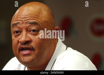 30 novembre 2004 - États-Unis - KRT SPORT STORY SLUGGED : FBN-BROWNS KRT PHOTO PAR MIKE CARDEW/AKRON BEACON JOURNAL (novembre 30) BEREA, OH - Terry Robiskie, entraîneur-chef intérimaire de Cleveland Browns, répond à des questions lors d'une conférence de presse sur la démission de l'entraîneur-chef Butch Davis à Berea, Ohio, le mardi 30 novembre 2004. (MvW) 2004 (crédit image : © Mike Cardew/mct/ZUMAPRESS.com) Banque D'Images