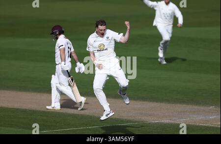 Hove, Royaume-Uni. 13 avril 2025. Sean Hunt de Sussex célèbre avoir pris le guichet de Sean Dickson de Somerset lors de la troisième journée du Rothesay County Championship Division 1 match entre Sussex et Somerset au 1st Central County Ground, Hove. Crédit : James Boardman/Alamy Live News Banque D'Images