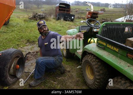 18 novembre 2004 - États-Unis - KRT US NEWS STORY SLUGGED : DAIRY KRT PHOTO PAR PETE SOUZA/CHICAGO TRIBUNE (6 janvier) Bernard Deitelhoff, producteur laitier, répare un pneu crevé sur sa ferme à Cazenovia, Wisconsin, le 18 novembre 2004. Pour aider à joindre les deux bouts, Deitelhoff travaille un deuxième travail de livraison de courrier en vrac aux bureaux de poste la nuit. (gsb) 2005 (crédit image : © Chicago Tribune/mct/ZUMAPRESS.com) Banque D'Images