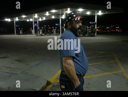 18 novembre 2004 - États-Unis - KRT US NEWS STOPGED : DAIRY KRT PHOTO PAR PETE SOUZA/CHICAGO TRIBUNE (6 janvier) Bernard Deitelhoff, producteur laitier, bâillonne à 3h45 à un arrêt routier à Portage, Wisconsin, où il a dormi pour gagner du temps dans son deuxième emploi de chauffeur de livraison de courrier en vrac. (gsb) 2005 (crédit image : © Chicago Tribune/mct/ZUMAPRESS.com) Banque D'Images