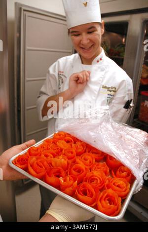18 novembre 2004 - États-Unis - KRT US NEWS STORY SLUGGED : CMP-CULINARY KRT PHOTOGRAPHIE PAR DAVID PERRY/LEXINGTON HERALD-LEADER (16 janvier) Denise Grayson et ses camarades de classe de Bowling Green Tech préparent des tomates roses pour la célébration de l'inauguration du Kentucky Community et du Tenchincal College System à Versailles. (lde) 2005 (crédit image : © David Perry/mct/ZUMAPRESS.com) Banque D'Images