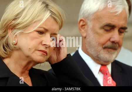 16 juillet 2004 - É.-U. - À UTILISER AVEC LA TROUSSE DE PHOTOS DE FIN D'ANNÉE 2004 -- KRT US NEWS STORY SLUGGED : MARTHASTEWART KRT PHOTOGRAPH BY NEWSDAY (NEW YORK OUT) (16 juillet) Martha Stewart apparaît à une conférence de presse devant le palais de justice fédéral à New York après son audience de détermination de la peine le vendredi 16 juillet 2004. (gsb) 2004 (crédit image : © Alan Raia/mct/ZUMAPRESS.com) Banque D'Images
