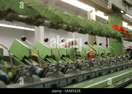 Dec. 19, 2004 - États-Unis - PAS DE MAGS, PAS DE VENTES -- KRT US NEWS STORY SLUGGED : PENDELTON KRT PHOTOGRAPHIE PAR ALAN BERNER/SEATTLE TIMES (décembre 26) Un travailleur fait un ajustement à l'équipement dans l'usine de Pendleton. Une seule couverture peut être tissée en moins d'une demi-heure. (lde) 2004 (crédit image : © Alan Berner/mct/ZUMAPRESS.com) Banque D'Images