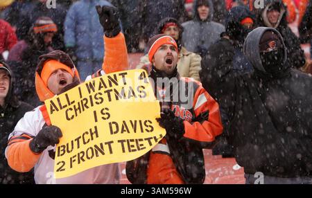 19 décembre 2004 - États-Unis - KRT SPORT STORY SLUGGED : CHARGERS-BROWNS KRT PHOTOGRAPH BY ED SUBA JR./AKRON BEACON JOURNAL (19 décembre) CLEVELAND, OH - Cleveland Browns fans (de gauche à droite) Shane Platz, Chris Mayer et Eric Platz bravent le froid glacial pour encourager l'équipe pendant le match contre les Chargers de San Diego, et exprimer leur frustration avec Butch Davis, entraîneur des Browns. Les trois hommes sont de Raliegh, Caroline du Nord, et viennent au dernier match à domicile des Browns chaque saison. Cette année, ils ont regardé les Chargers battre les Browns, 21-0, au Cleveland Browns Stadium à Cleveland, Ohio, sur Sund Banque D'Images